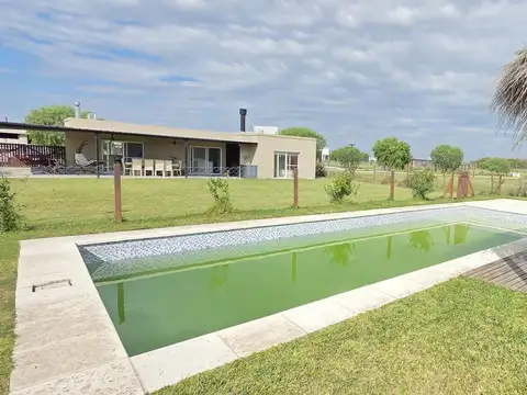 CASA DE 3 DORMITORIOS CON PISCINA, JARDÍN Y PARRILLA EN SAN SEBASTIÁN, LOMA VERDE, ESCOBAR.