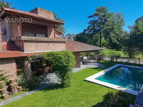 Casa en Venta con 2 cocheras