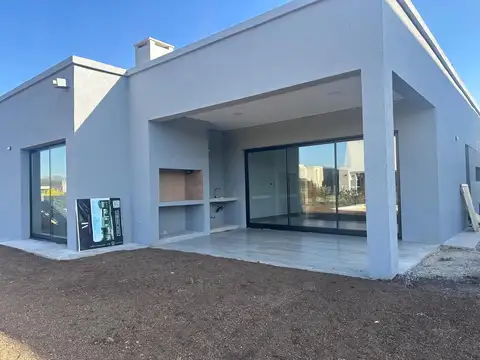 Casa 4 ambientes con 3 baños