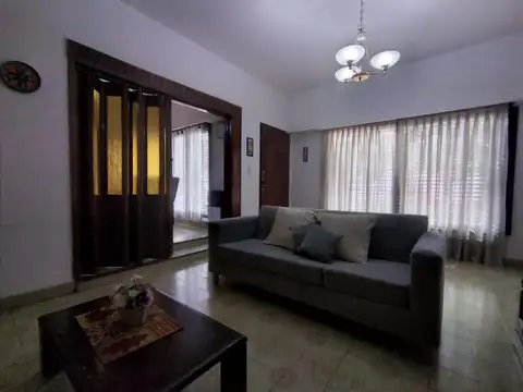 Casa 7 ambientes con 2 baños