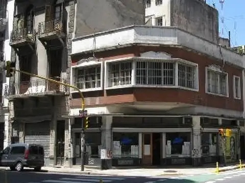 RETASADA - CASA CON LOCAL Y SOTANO Y GRAN TERRAZA - EXCELENTE ESQUINA