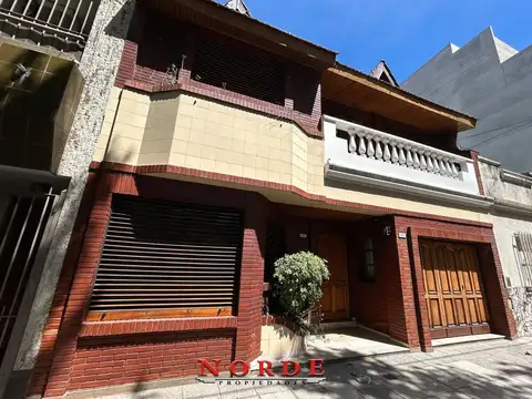 VENTA • CASA • MATADEROS • 5 AMBIENTES • PATIO • COCHERA