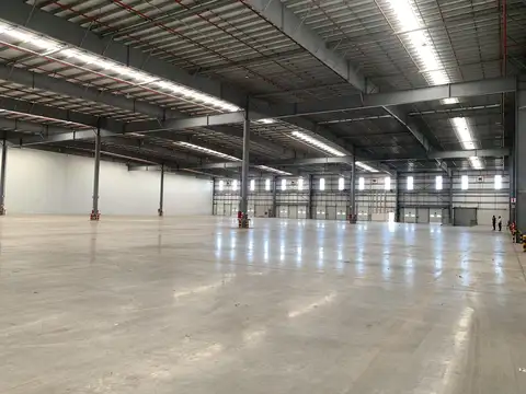 EXCELENTE NAVE AAA DE 7035 M2 CUBIERTOS