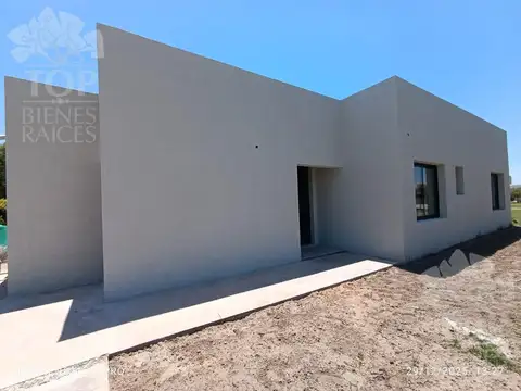 Casa a estrenar en lote interno