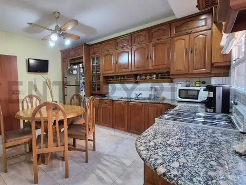 Departamento moderno de 3 ambientes con patio privado y terraza