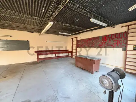 Casa 8 ambientes con 2 baños