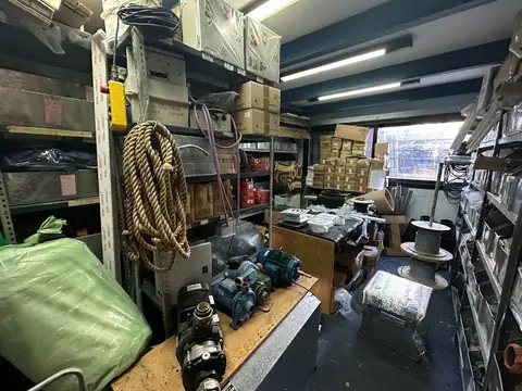 Oficina en Venta con 7 cocheras