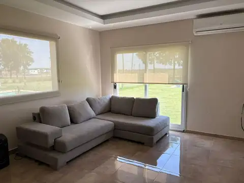 Casa en Alquiler con 2 cocheras
