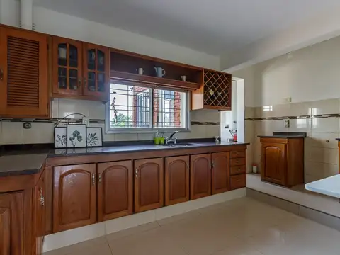 Casa 6 ambientes con 2 baños