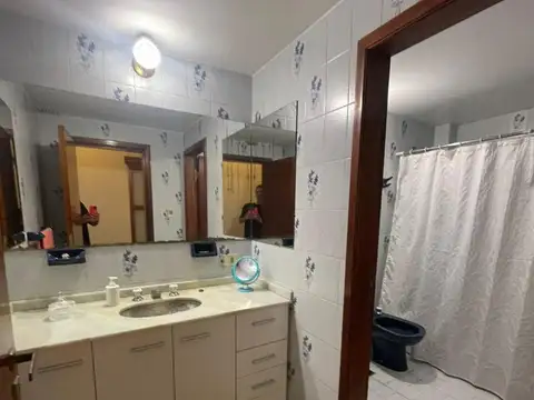 Casa 6 ambientes con 2 baños