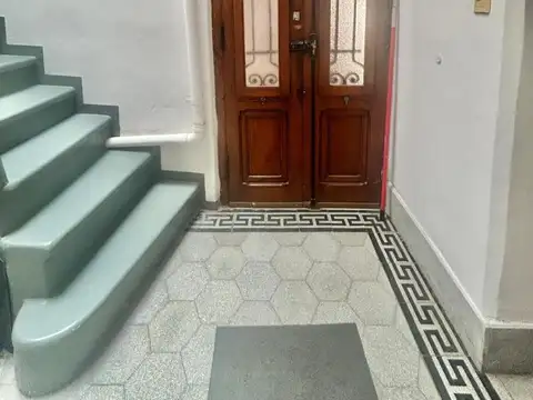 Unidad de estilo con pisos de pinotea y patio cubierto