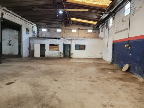 Galpón sobre 3 lotes que suman 1.300 m2 totales en Berazategui Oeste