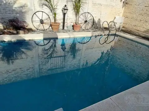 CASA EN VENTA EN PILAR CENTRO - A REFACCIONAR C/ PILETA