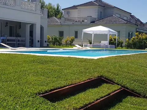 Casa 5 ambientes con 4 baños