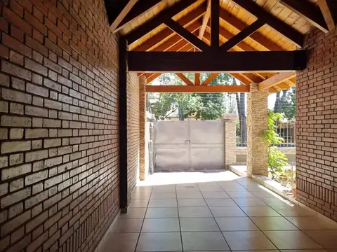 Casa 6 ambientes con 4 baños