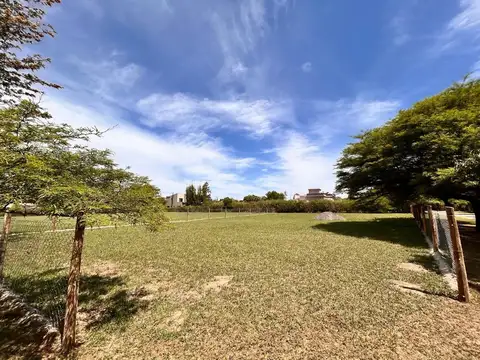 TERRENO EN CLUB DE CAMPO SANTA APOLONIA CERRILLOS