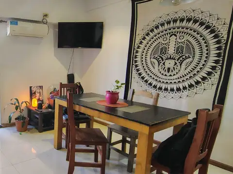 Tipo Casa 3 Ambientes al Frente en Duplex con Cochera dos Baños