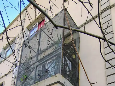 Tipo Casa 3 Ambientes al Frente en Duplex con Cochera dos Baños
