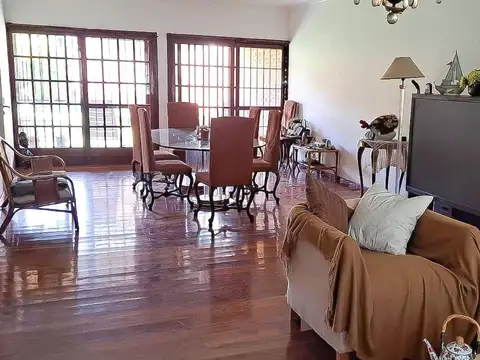 Casa 6 ambientes con 5 baños
