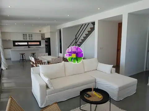 Casa 5 ambientes con 4 baños