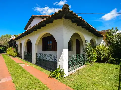 Casa 6 ambientes con 4 baños