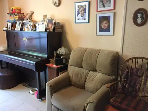 DEPARTAMENTO DE DOS AMBIENTES CON AMPLIO PATIO EN  QUILMES CENTRO.