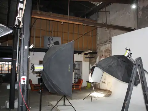 Galpón 170 m2 con entrepiso 30m2 y 2 departamentos de 50m2 y 100m2