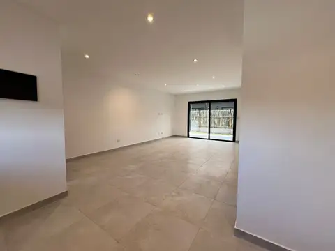 Casa en Alquiler con 2 cocheras