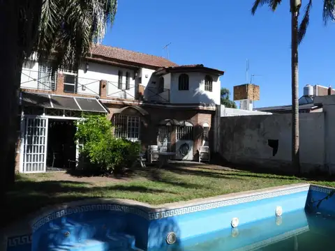 VENTA CASA 4 AMBIENTES CASTELAR PISCINA JARDIN