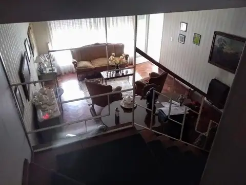 Casa 6 ambientes con 2 baños