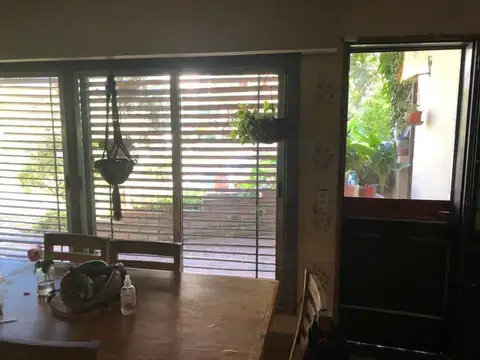 Venta de casa  5 ambientes. Castelar