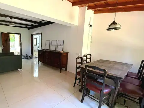 Casa 4 ambientes con 2 baños