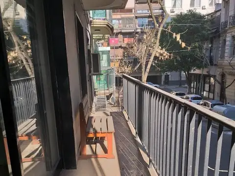 Departamento 3 ambientes, frente, con balcón corrido y dep servicio. Baulera y patio