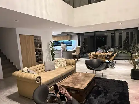 Casa en Alquiler Temporal con 1 cochera