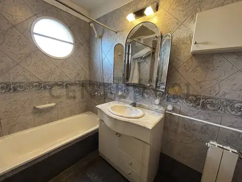 Departamento 3 ambientes frente a Plaza San Martín y estación – bajas expensas, edificio sólido