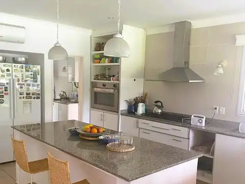 Casa 5 ambientes con 3 baños