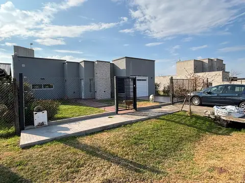 Casa 5 ambientes con 2 baños