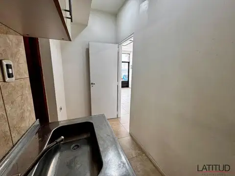 Luminoso local comercial sobre avenida Alem