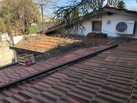 chalet  esquina y depto  dos amb.