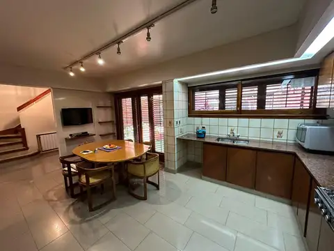 Excelente Casa chalet en Wilde centro - 277 m2 cubiertos.