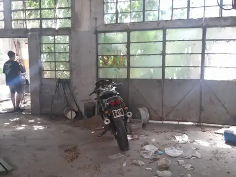 DEPÓSITO 65 M2 MÁS 86 M2 DESCUBIERTOS, TOTAL 151 M2. LLORENTE AL 100 AVELLANEDA.