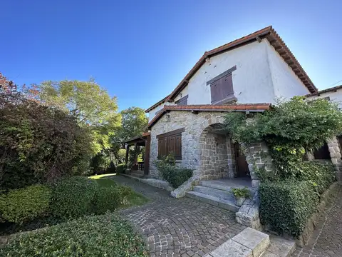 Casa en Venta con 3 cocheras