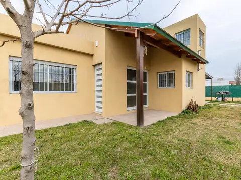 VENTA-CASA DOS DORMITORIOS CON DOS PATIO, PARRILLERO, Y COCHERA-FUNES CITY