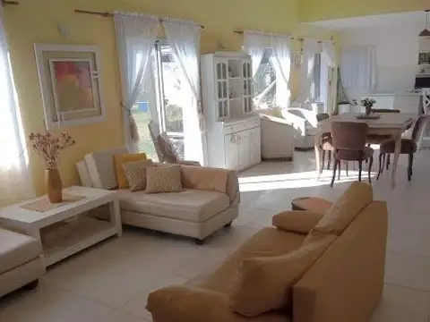 Casa en Alquiler con 2 cocheras