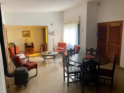 Casa 7 ambientes con 2 baños