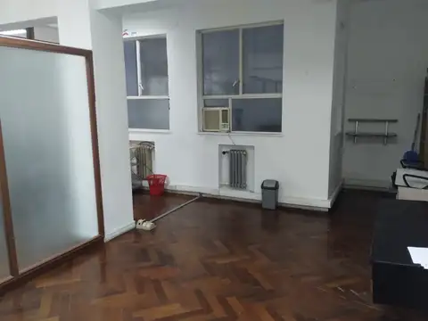 EXCELENTE Y LUMINOSA OFICINA COMERCIAL CON AMPLIOS ESPACIOS DIVISIBLES