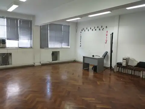 EXCELENTE Y LUMINOSA OFICINA COMERCIAL CON AMPLIOS ESPACIOS DIVISIBLES