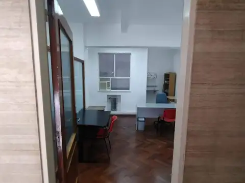 EXCELENTE Y LUMINOSA OFICINA COMERCIAL CON AMPLIOS ESPACIOS DIVISIBLES