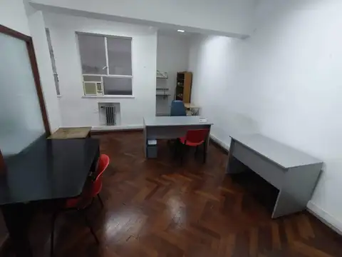 EXCELENTE Y LUMINOSA OFICINA COMERCIAL CON AMPLIOS ESPACIOS DIVISIBLES