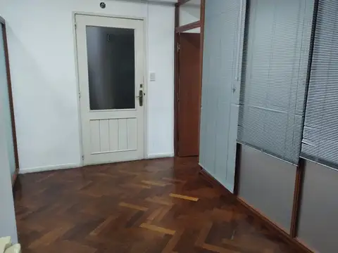 EXCELENTE Y LUMINOSA OFICINA COMERCIAL CON AMPLIOS ESPACIOS DIVISIBLES